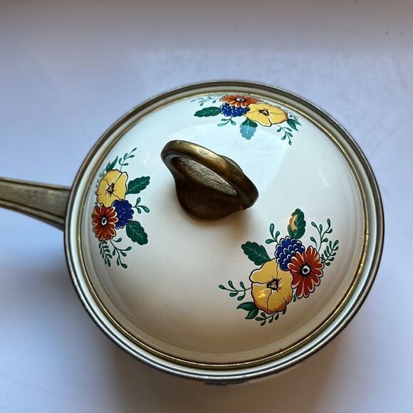 Vintage white enamelware painted floral small saucepan with brass handle - Picture 2 of 8